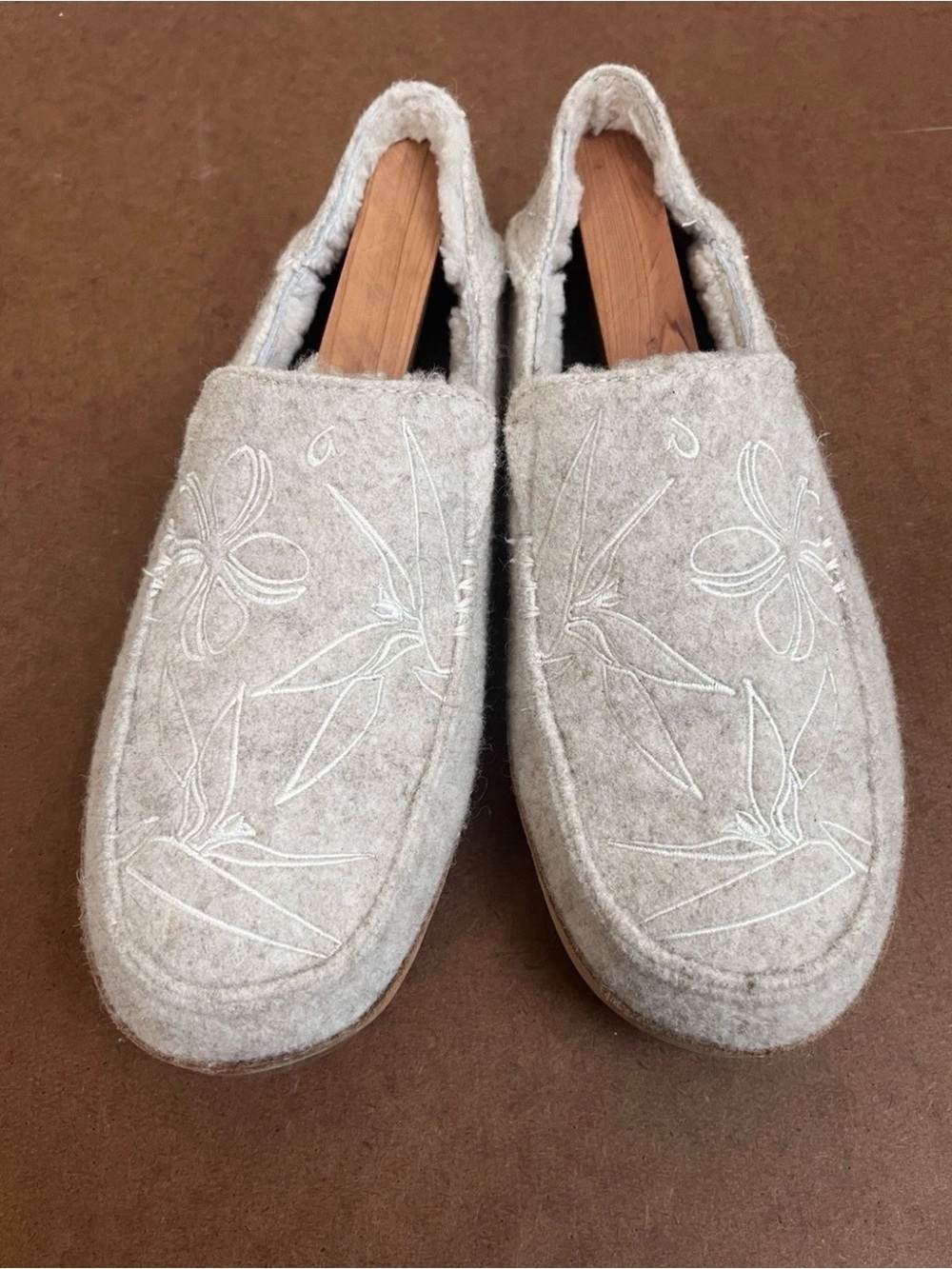 OluKai Nohea Kilohana Women's gray Embroidered SlipOns Fur-lined Comfort Slipper